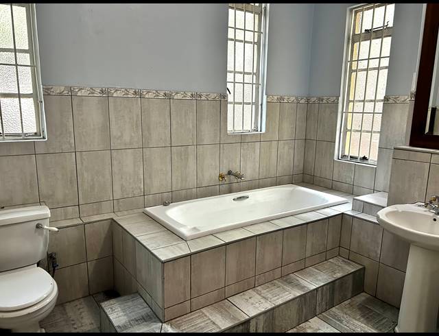 2 BEDROOM APARTMENT FOR SALE IN HOUGHTON ESTATE